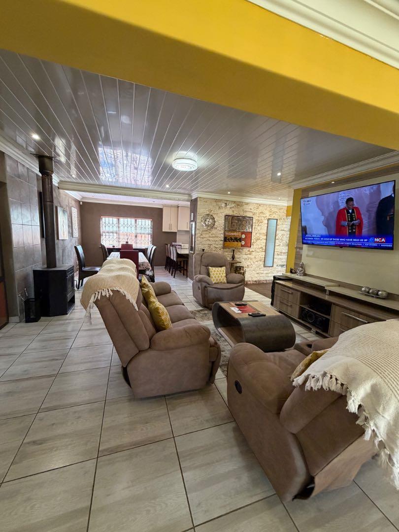 5 Bedroom Property for Sale in Elim Western Cape